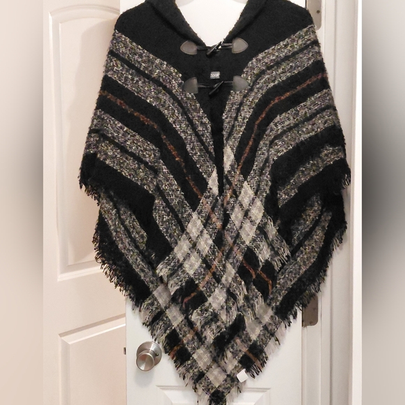 Accessory St New York Women's Plaid Poncho Shawl (Black & Gray) NWOT! - Picture 2 of 5